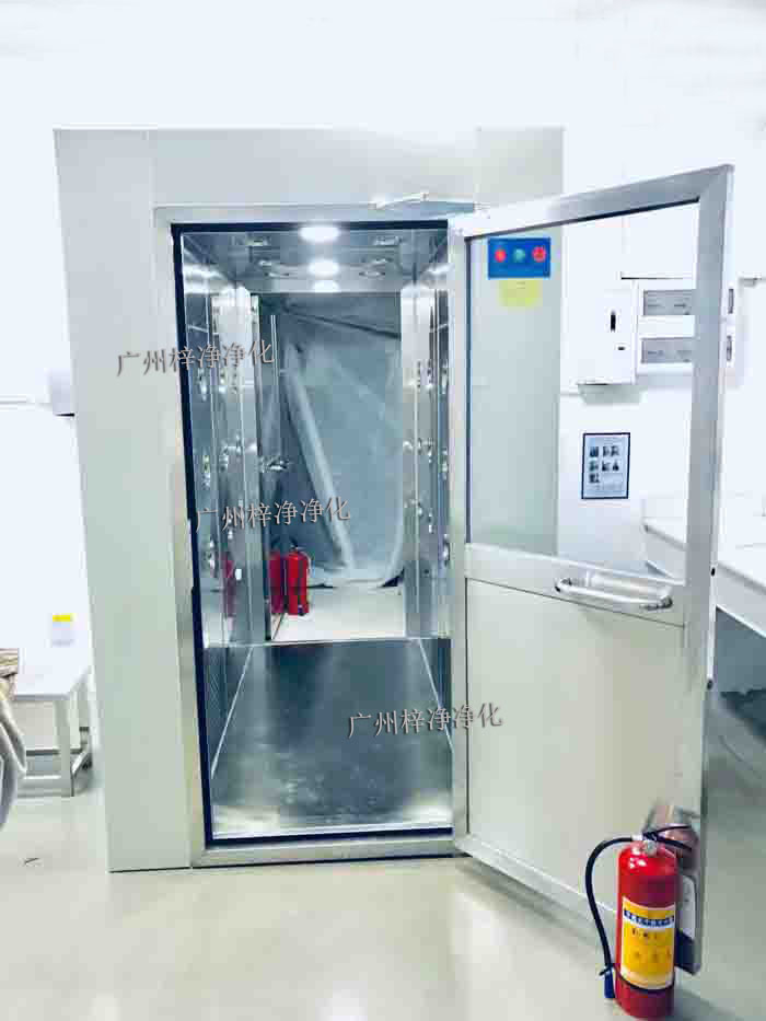 風(fēng)淋室作為一種重要的空氣凈化設(shè)備 風(fēng)淋室作為一種重要的空氣凈化設(shè)備