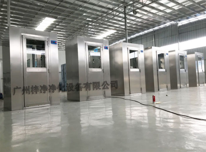 風淋室內部空氣的流動均勻性對于確保潔凈室內的氣流方向和速度分布至關重要。 風淋室內部空氣的流動均勻性對于確保潔凈室內的氣流方向和速度分布至關重要。