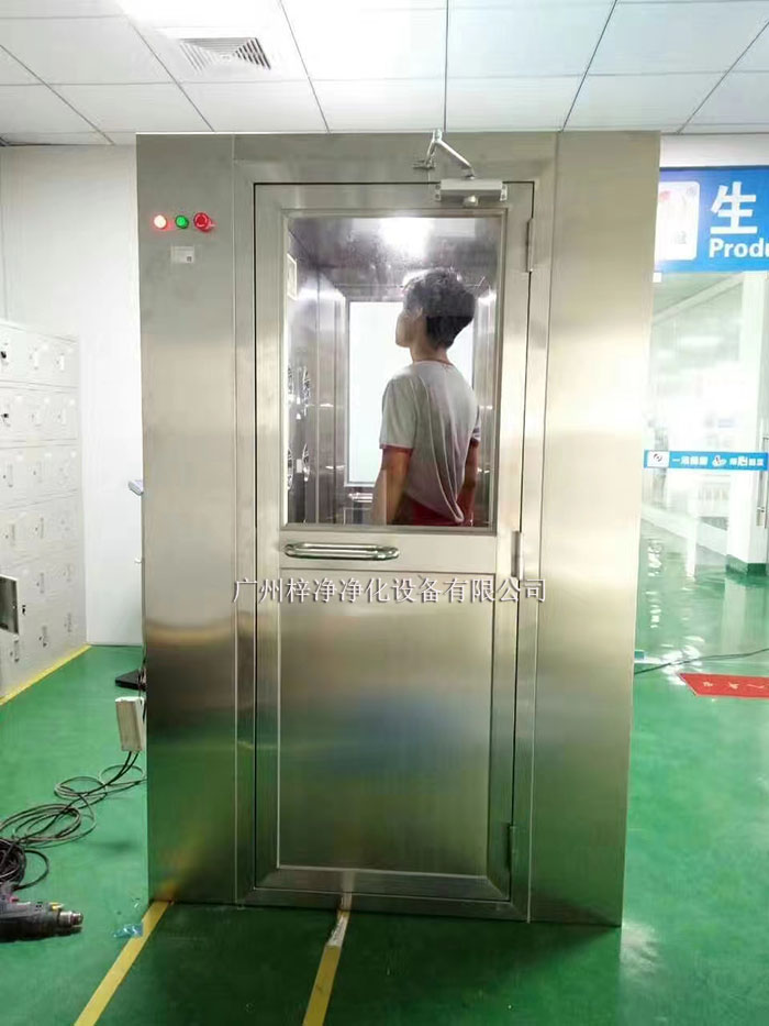 風淋室是一種用于潔凈室或無菌室入口的空氣凈化設(shè)備 風淋室是一種用于潔凈室或無菌室入口的空氣凈化設(shè)備