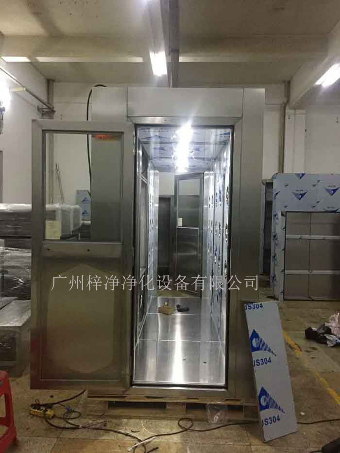 風(fēng)淋室的主要目的是為了對人體進(jìn)行空氣凈化