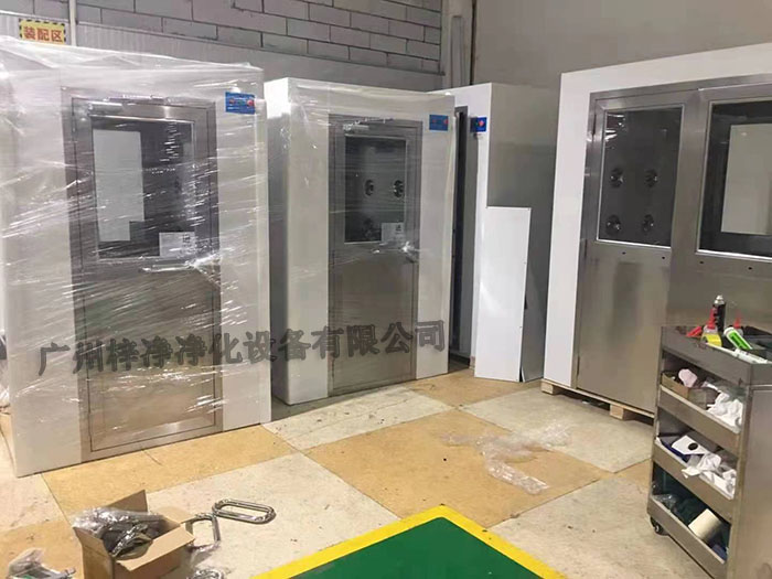 風(fēng)淋室的尺寸和設(shè)計(jì)也會(huì)影響其價(jià)格